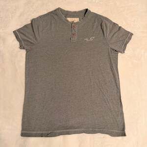 Hollister Men's Gray Short Sleeve Logo Button T-Shirt